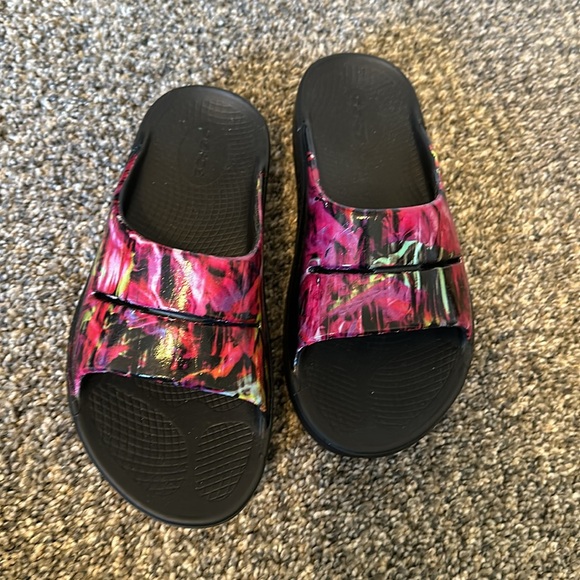 New pair of colorful oofos - Picture 2 of 4